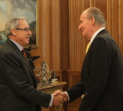 Don Juan Carlos recibe el saludo del nuevo Magistrado del Tribunal Constitucional, Ricardo Enríquez Sancho